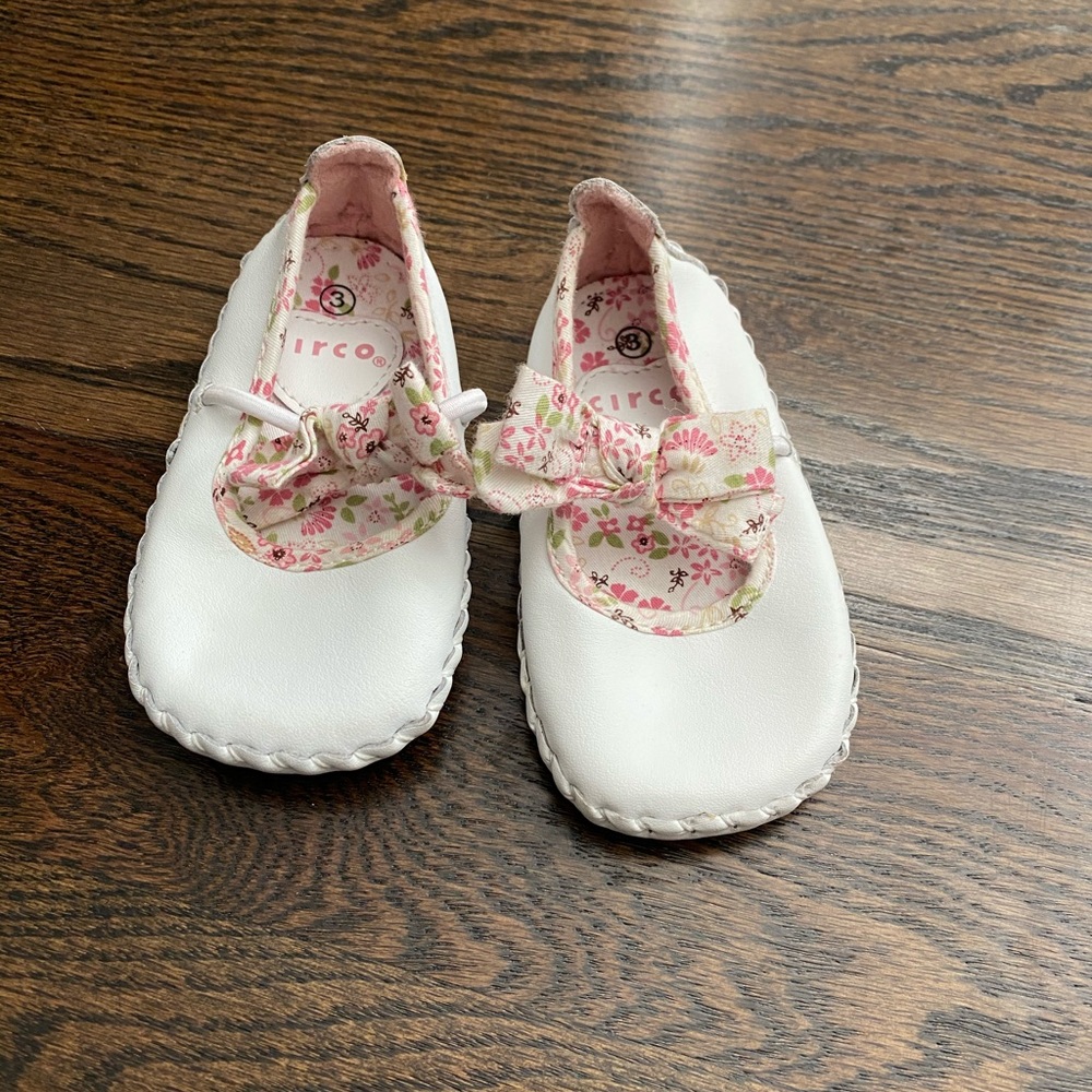Circo shoes white size 3